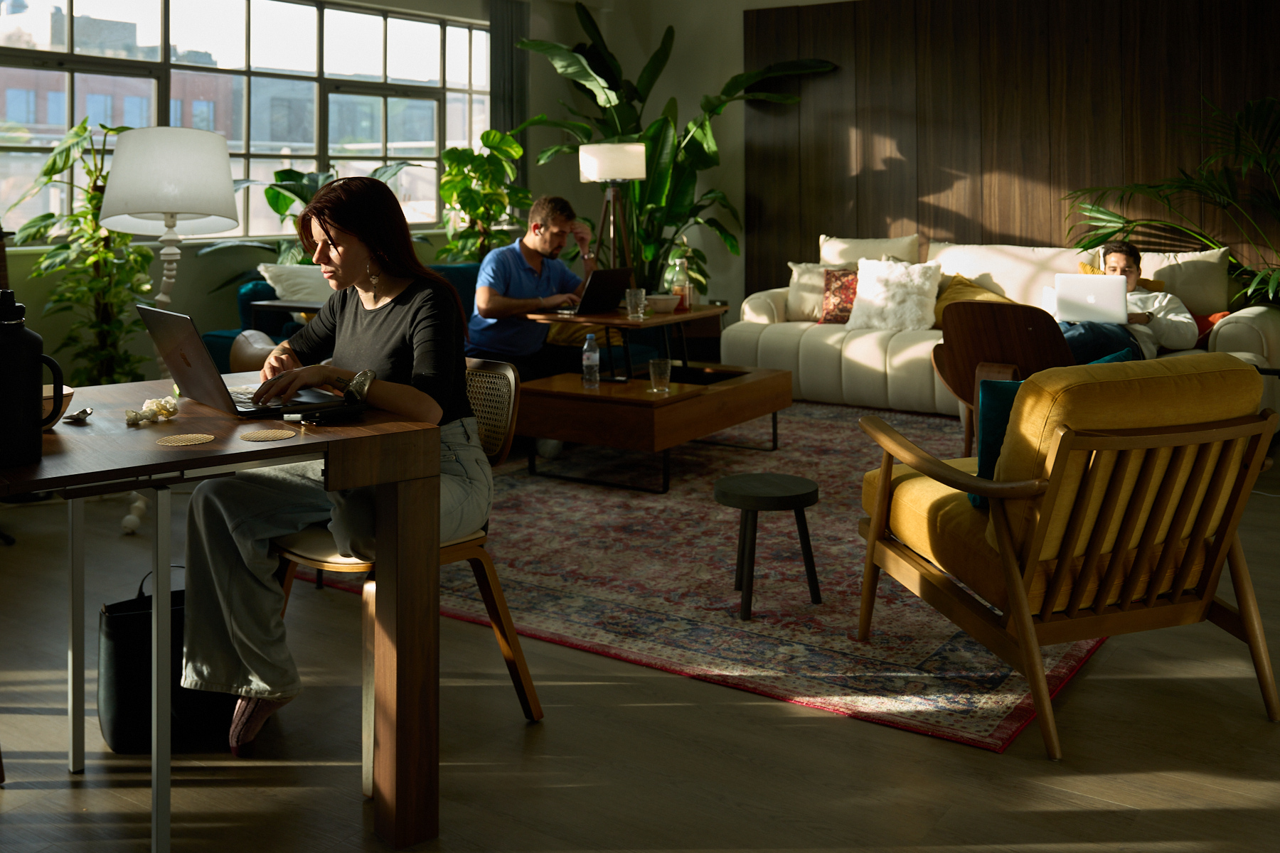 Open coworking arrangement in the 250 m² penthouse, with flexible seating for teams and creatives
